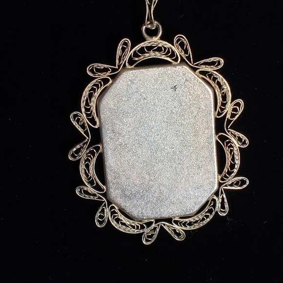 Asian influenced Damascene carved metal pendant w/extensive wire-work border - Picture 4 of 5